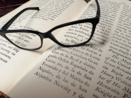 gafas sobre libro